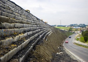 Nasyp zbrojony geosyntetykami (V kategoria szkód górniczych) − INORA Sp. z o.o.      